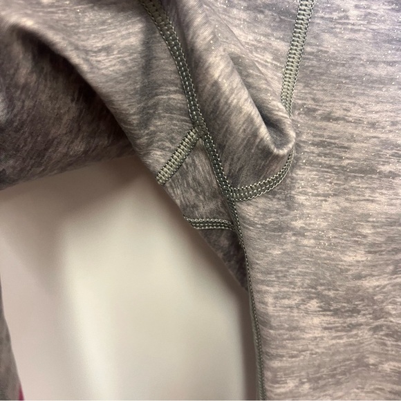 Peloton grey sparkle and striped leggings leggings 7/8 length size medium - Picture 7 of 10